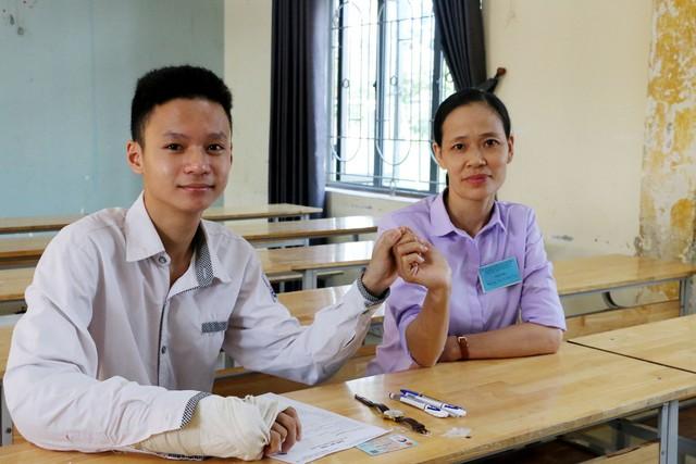 Điểm số bất ngờ thí sinh được giám thị chép bài thay và bị nhiều thiết bị hiện đại giám sát-2