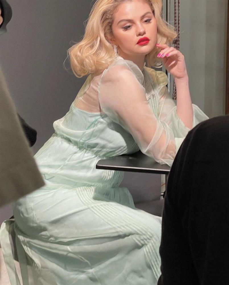 Nét đẹp đầy đặn của Selena Gomez trong ảnh hậu trường hút 7 triệu lượt thích-1