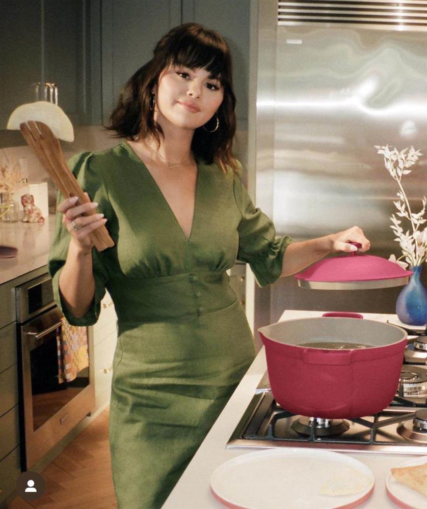 Nét đẹp đầy đặn của Selena Gomez trong ảnh hậu trường hút 7 triệu lượt thích-3