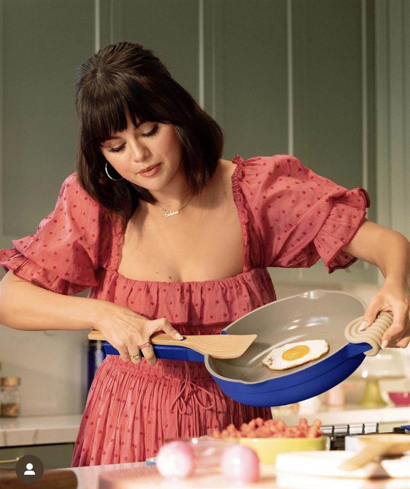 Nét đẹp đầy đặn của Selena Gomez trong ảnh hậu trường hút 7 triệu lượt thích-5