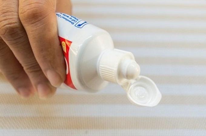 Sai lầm bôi kem đánh răng chữa đồi mồi, sự thật sau 50 có 4 cách giúp da đẹp như thời trẻ-2