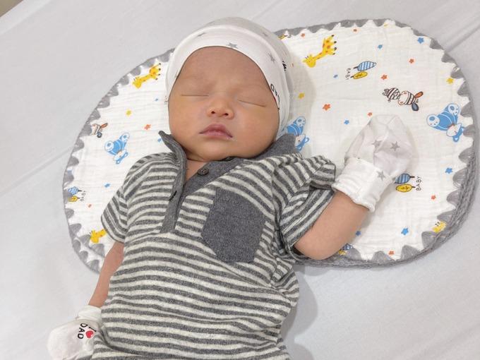 Cô dâu hóa chú rể từng gây sốt mạng ở TPHCM cùng vợ đón con đầu lòng-3