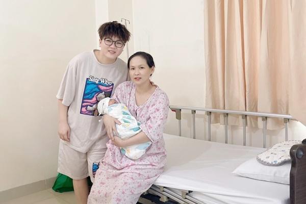 Bạn thân cô dâu nắm tay chú rể sau lưng khi cùng chụp ảnh tại đám cưới-3