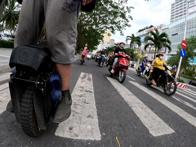 Người đàn ông Pháp phượt Bắc Nam bằng xe một bánh, ở lại Việt Nam nghỉ hưu-3