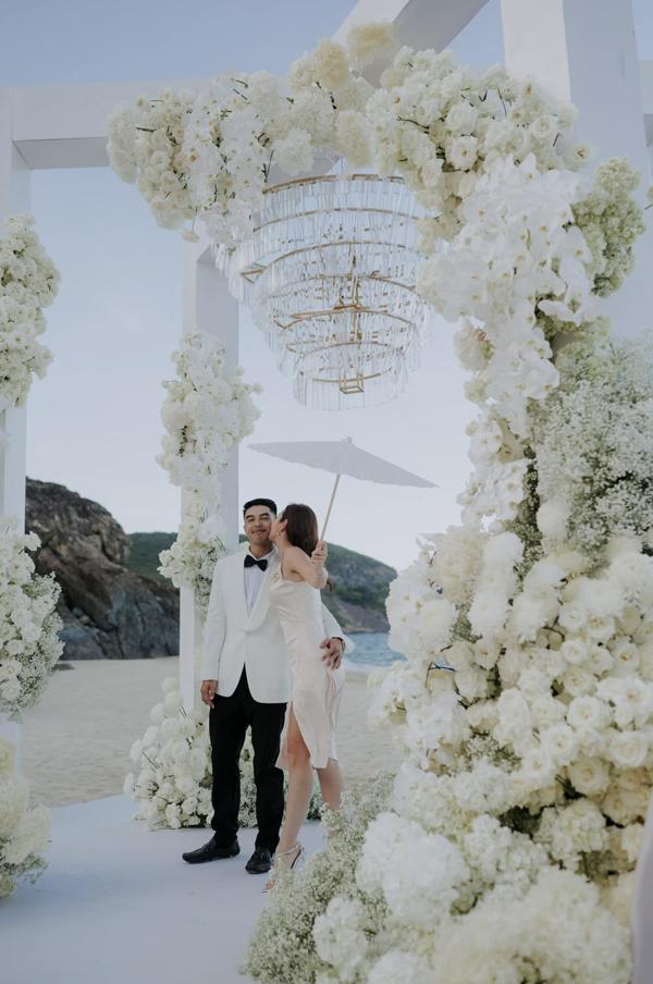 Em trai Hoa hậu Jennifer Phạm cưới vợ: Nhan sắc cô dâu chú rể gây chú ý-2