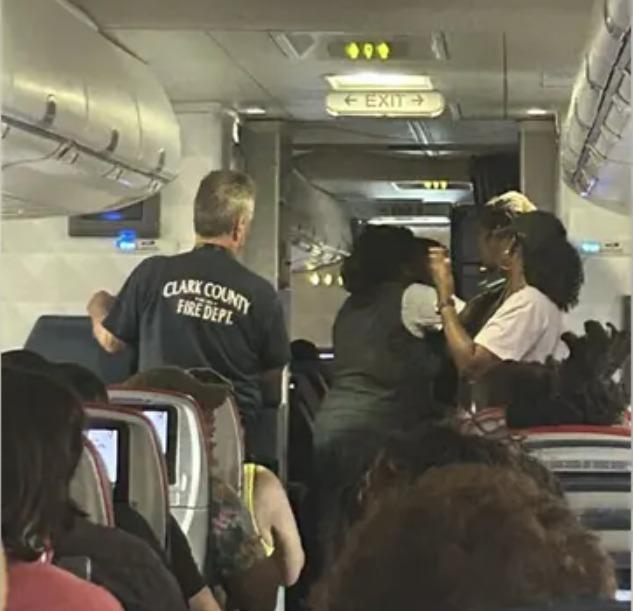 Không có điều hòa, chuyến bay hỗn loạn, nhiều hành khách bất tỉnh-1