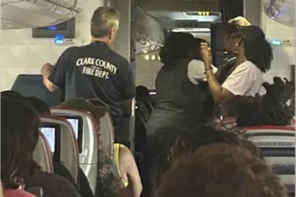 Hành khách cố mở cửa thoát hiểm máy bay giữa trời, bị bắt ngay khi hạ cánh-2