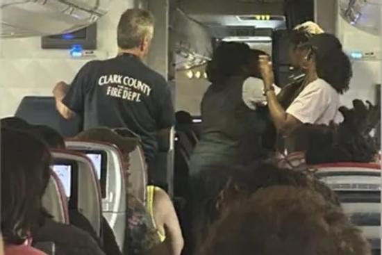 Không có điều hòa, chuyến bay hỗn loạn, nhiều hành khách bất tỉnh