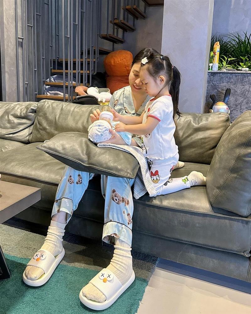 Con gái Đàm Thu Trang - Cường Đô La mới 3 tuổi đã biết phụ mẹ chăm em-2