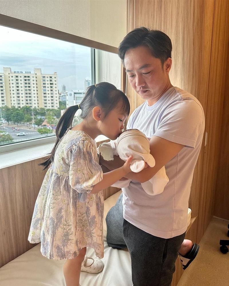 Con gái Đàm Thu Trang - Cường Đô La mới 3 tuổi đã biết phụ mẹ chăm em-3