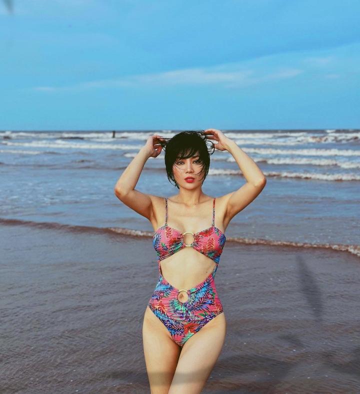 Thoát vai cửu vạn lam lũ, Thanh Hương diện bikini khoe vóc dáng nuột nà-4