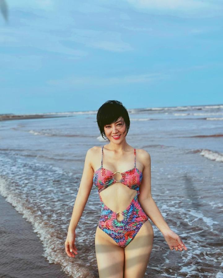 Thoát vai cửu vạn lam lũ, Thanh Hương diện bikini khoe vóc dáng nuột nà-6