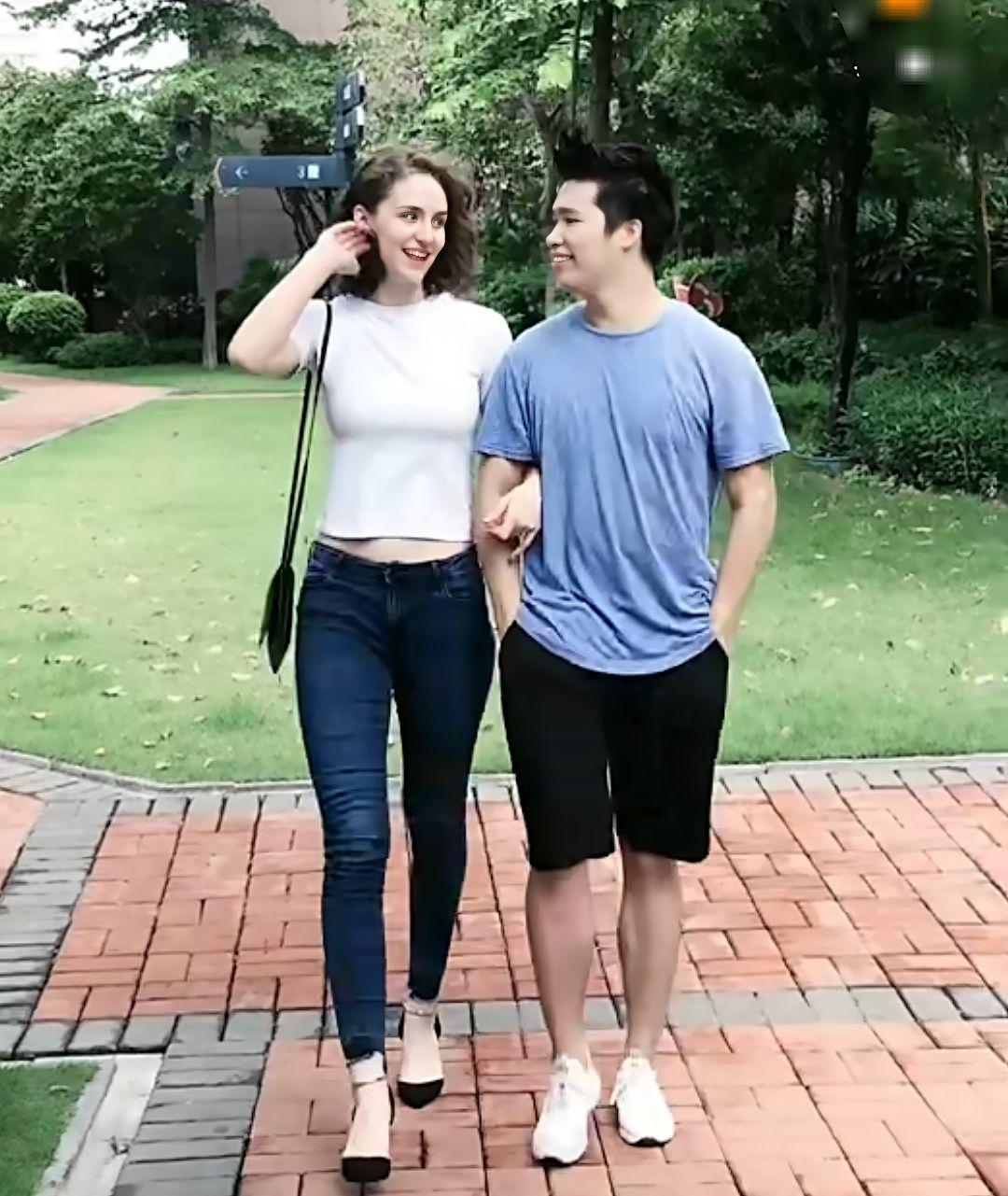 Anh nông dân lấy được mỹ nhân Ý biết làm ruộng, đẻ con xinh như thiên thần-2