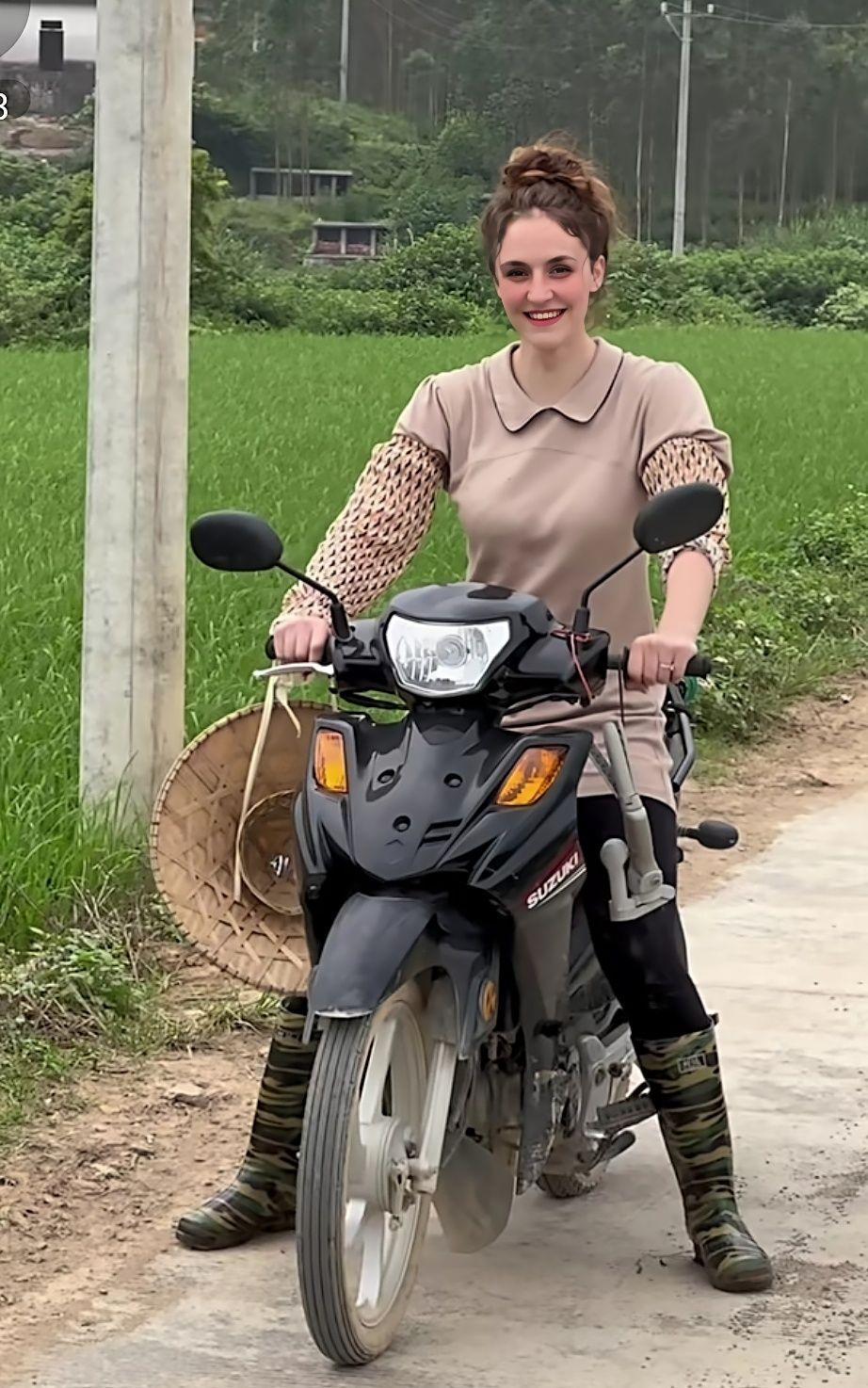 Anh nông dân lấy được mỹ nhân Ý biết làm ruộng, đẻ con xinh như thiên thần-5