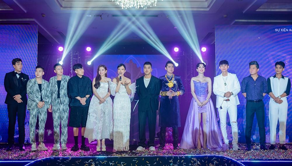 Con trai Lâm Khánh Chi đốc thúc mẹ lấy chồng-2