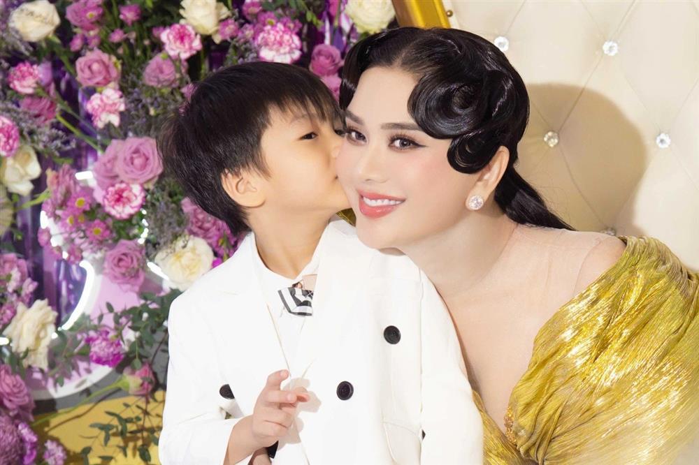 Con trai Lâm Khánh Chi đốc thúc mẹ lấy chồng-3