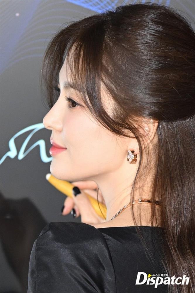 Song Hye Kyo trắng bật tông trên thảm đỏ Rồng Xanh, nổi trội dù qua cam thường-3