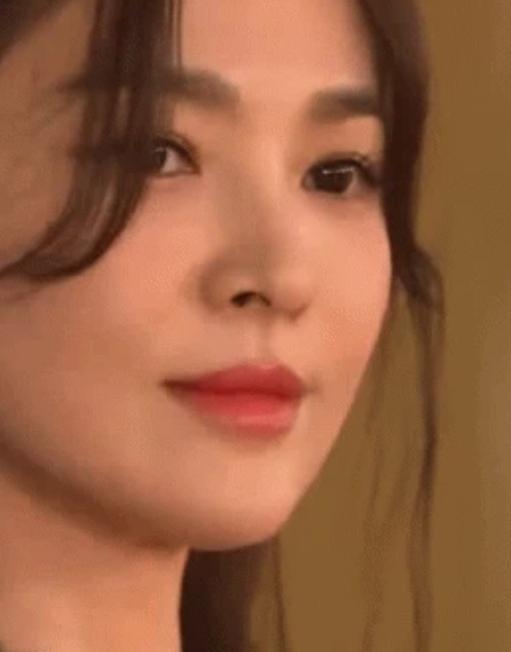 Song Hye Kyo trắng bật tông trên thảm đỏ Rồng Xanh, nổi trội dù qua cam thường-5