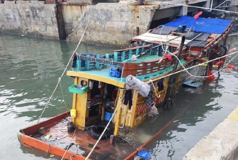 Tàu chìm khi đang neo đậu, 1 thuyền viên tử vong trong hầm máy-1