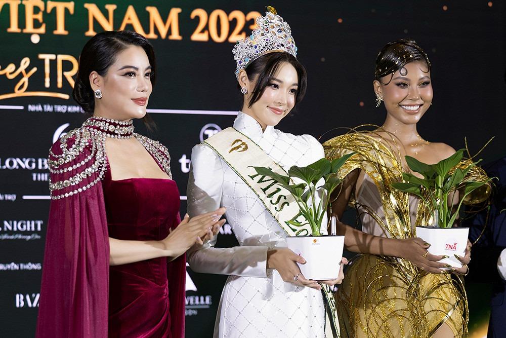 Đương kim Miss Earth diện áo dài đọ sắc cùng dàn mỹ nhân Việt-11