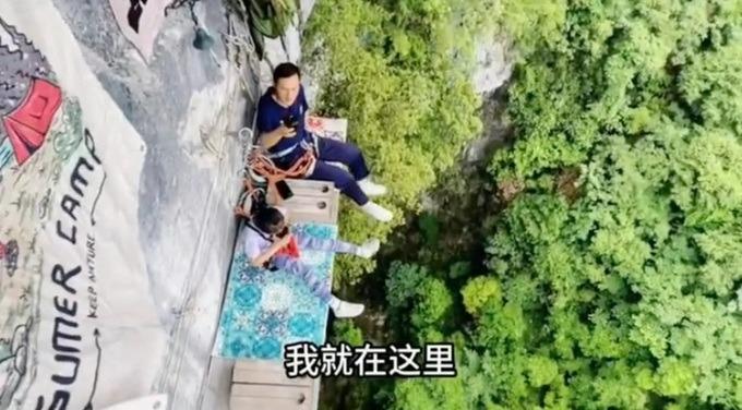 Chi 1,3 triệu đồng cho cốc cà phê mạo hiểm bên vách đá 200m ở Trung Quốc-1
