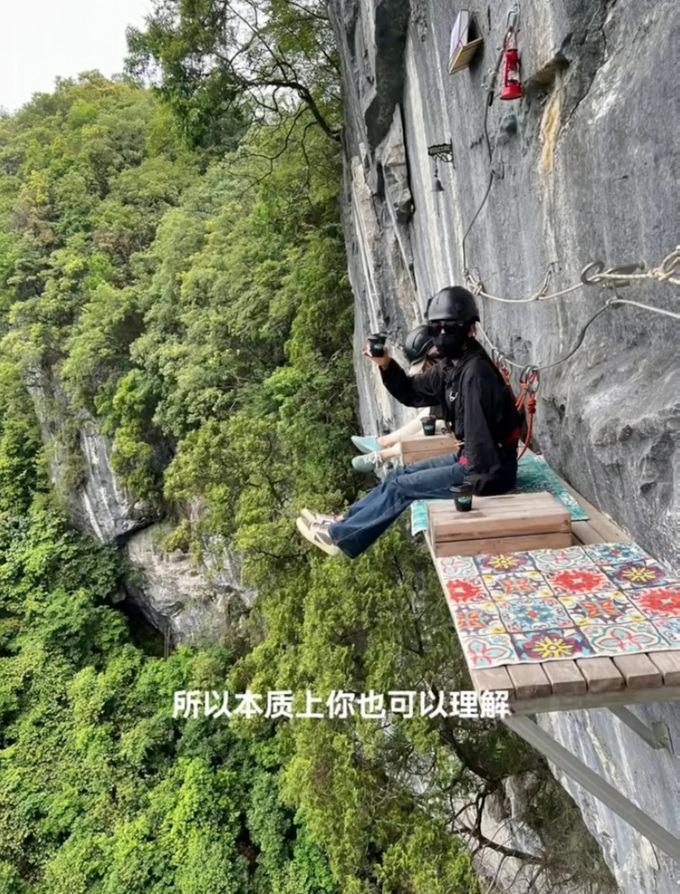 Chi 1,3 triệu đồng cho cốc cà phê mạo hiểm bên vách đá 200m ở Trung Quốc-2