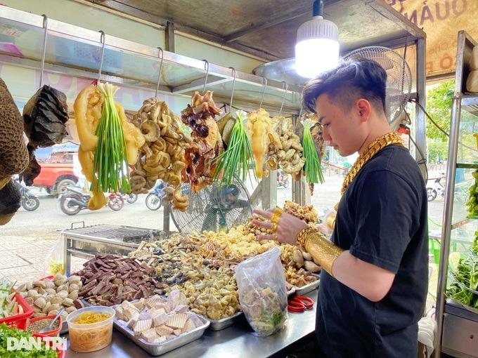 Chủ quán lẩu bình dân ở TPHCM gây sốt đeo 70 cây vàng lên người bán hàng-1