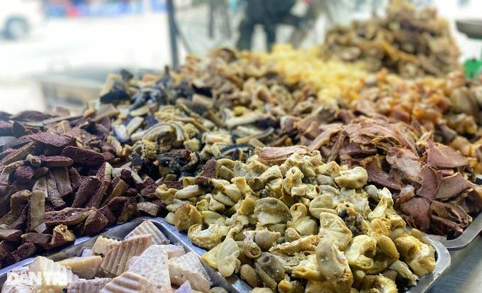 Chủ quán lẩu bình dân ở TPHCM gây sốt đeo 70 cây vàng lên người bán hàng-2