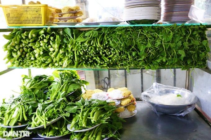 Chủ quán lẩu bình dân ở TPHCM gây sốt đeo 70 cây vàng lên người bán hàng-3