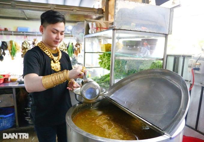 Chủ quán lẩu bình dân ở TPHCM gây sốt đeo 70 cây vàng lên người bán hàng-4