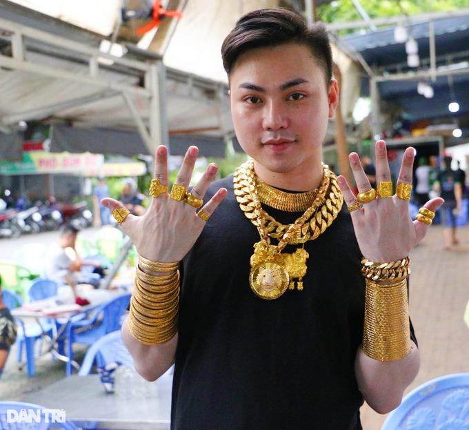 Chủ quán lẩu bình dân ở TPHCM gây sốt đeo 70 cây vàng lên người bán hàng-5