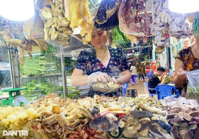 Chủ quán lẩu bình dân ở TPHCM gây sốt đeo 70 cây vàng lên người bán hàng-6