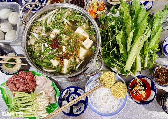 Chủ quán lẩu bình dân ở TPHCM gây sốt đeo 70 cây vàng lên người bán hàng-7