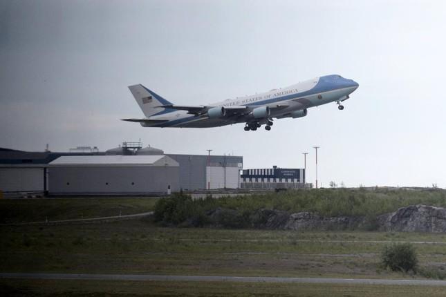 Hoàng tử Harry và Meghan xin đi nhờ chuyên cơ Tổng thống Mỹ nhưng bị từ chối-1