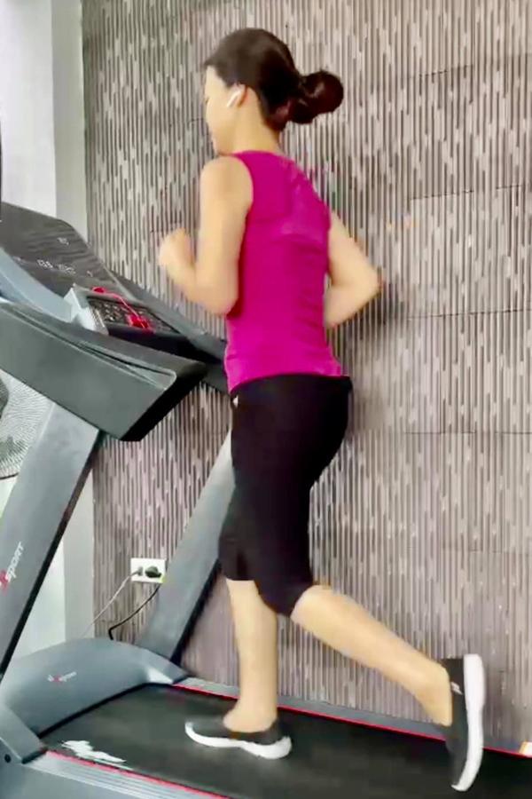 Sắc vóc đời thực bạn gái NSƯT Chí Trung: Lên chức mẹ vợ vẫn giữ body hack tuổi-3