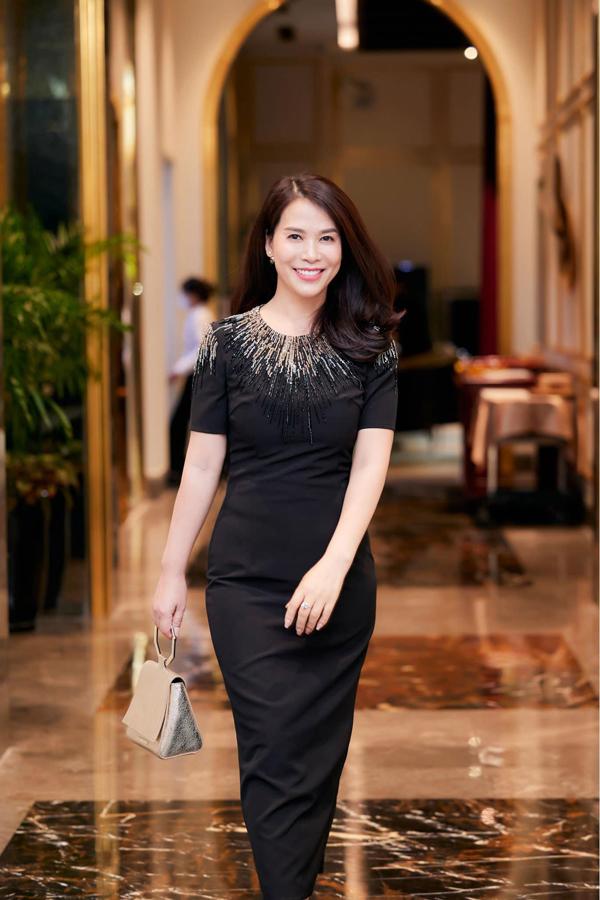 Sắc vóc đời thực bạn gái NSƯT Chí Trung: Lên chức mẹ vợ vẫn giữ body hack tuổi-7