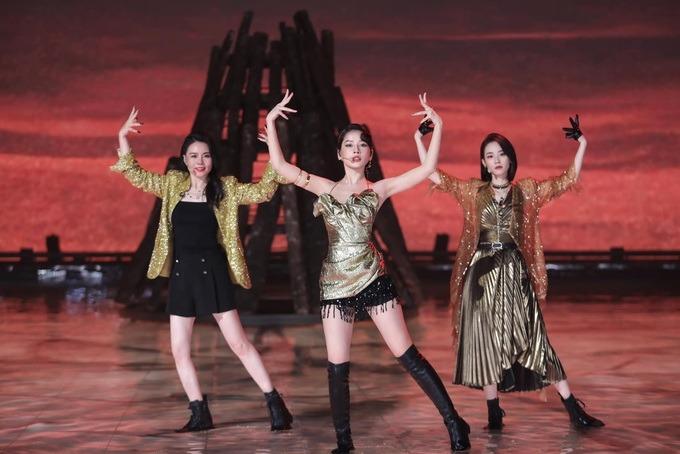 Chi Pu được khen mặc đẹp, tôn dáng gợi cảm tại Đạp Gió 2023-4