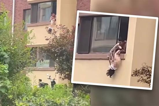 Bố treo ngược con gái ngoài cửa sổ tầng 2 để phạt khiến dư luận dậy sóng