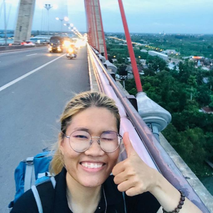 Cô gái đi bộ xuyên Việt không dùng đến tiền bị mọi người chỉ trích-1