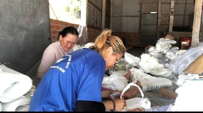 Cô gái đi bộ xuyên Việt không dùng đến tiền bị mọi người chỉ trích-5