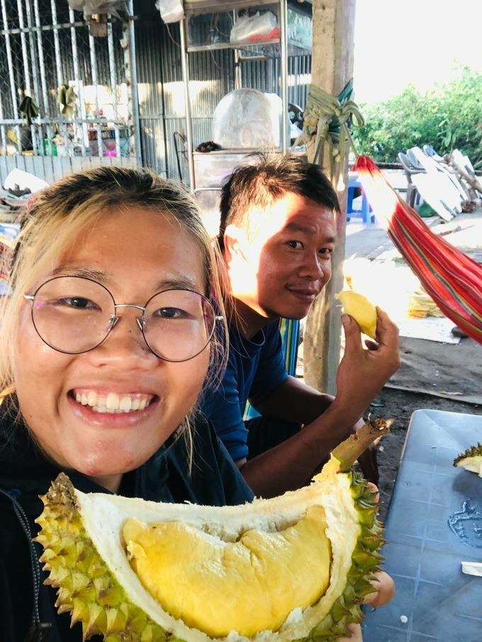 Cô gái đi bộ xuyên Việt không dùng đến tiền bị mọi người chỉ trích-6