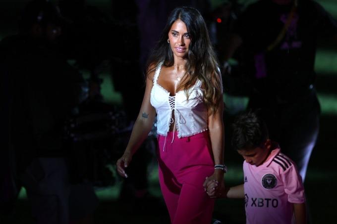 Vợ Messi gây sốt với fan Mỹ, được khen người phụ nữ đẹp nhất thế giới-2