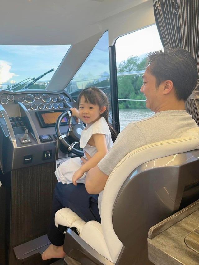 Con gái Cường Đô La chạy moto điện cực ngầu-1