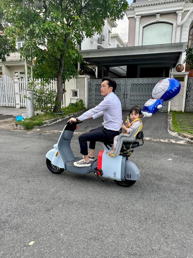 Con gái Cường Đô La chạy moto điện cực ngầu-3