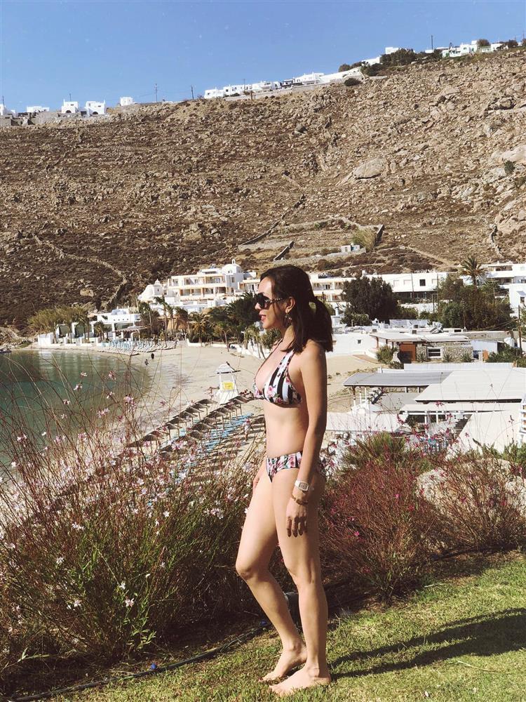 Thời trang đi biển bất ổn của Hoa hậu vừa ly hôn chồng thứ tư-2