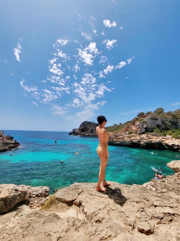 Thời trang đi biển bất ổn của Hoa hậu vừa ly hôn chồng thứ tư-3