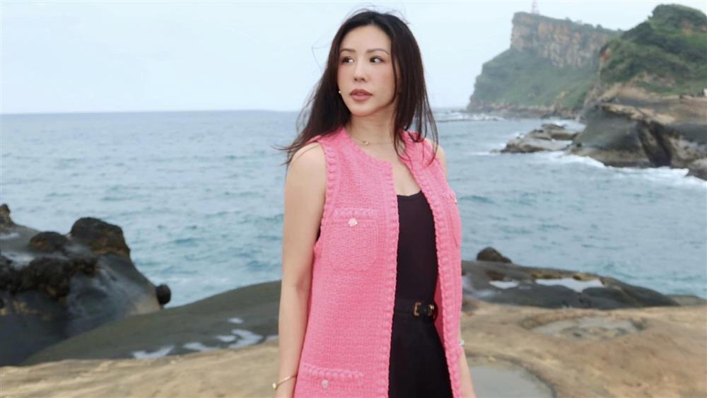 Thời trang đi biển bất ổn của Hoa hậu vừa ly hôn chồng thứ tư-8