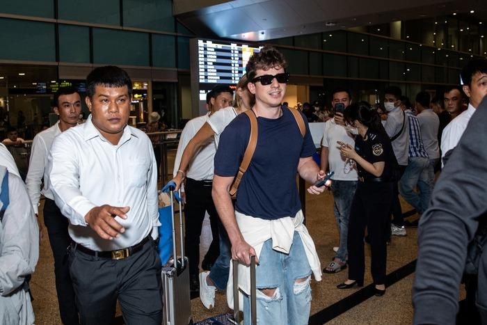 Charlie Puth đổ bộ sân bay Cam Ranh lúc nửa đêm, được dàn xe hộ tống-2