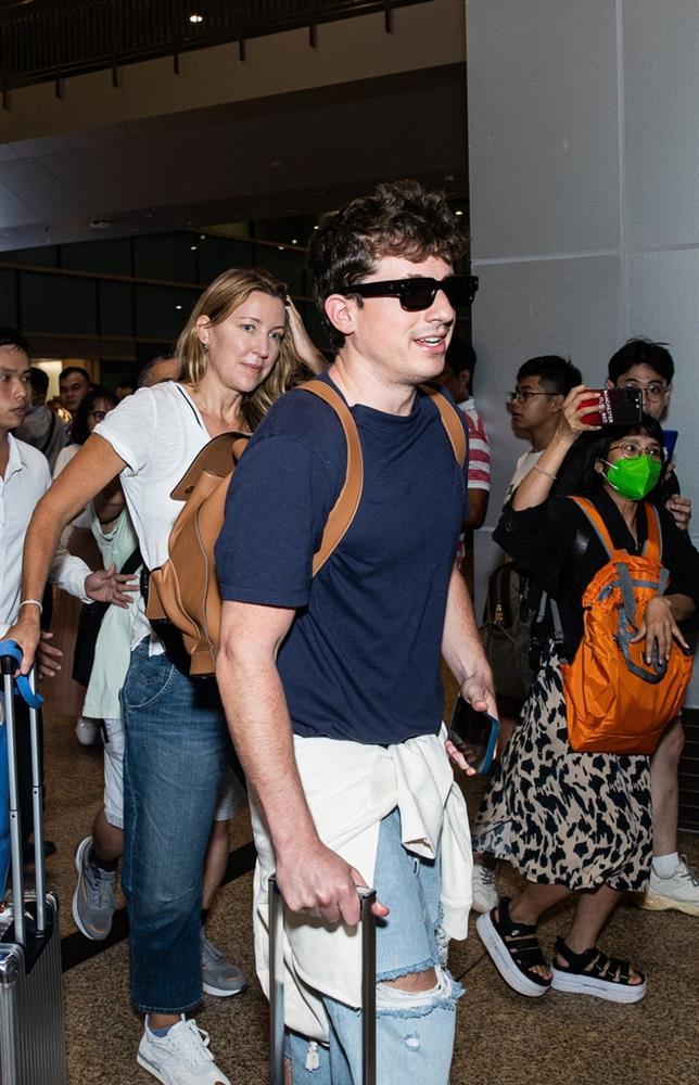 Charlie Puth đổ bộ sân bay Cam Ranh lúc nửa đêm, được dàn xe hộ tống-3