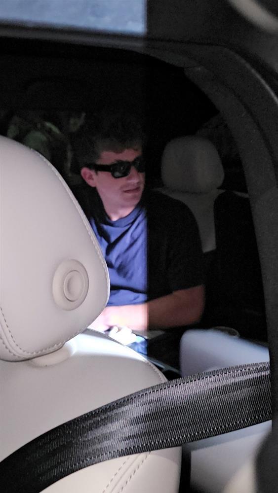 Charlie Puth đổ bộ sân bay Cam Ranh lúc nửa đêm, được dàn xe hộ tống-4